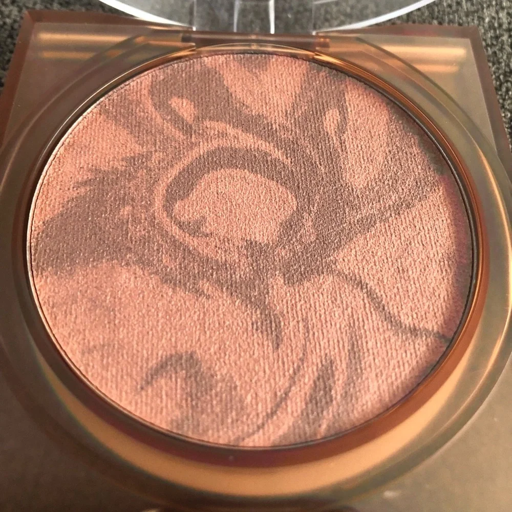 Huda Beauty GloWish Soft Radiance Bronzing Powder 05 RICH